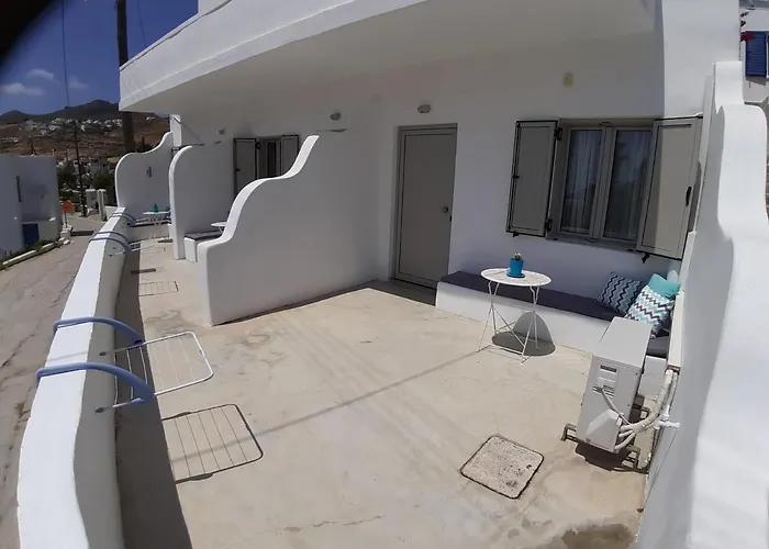 Thea Serifos בית הארחה